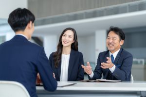 笑顔で会議をするビジネスパーソン