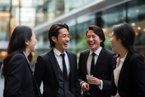 笑顔で話すビジネスパーソン