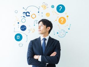 アイデアを考えるビジネスマン