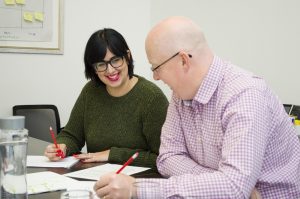 研修を受けている人