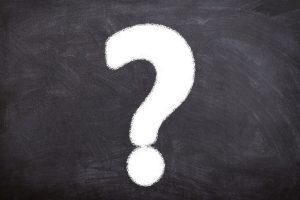 はてなマークが描かれた黒板