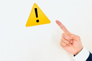 ビックリマークを指さす手