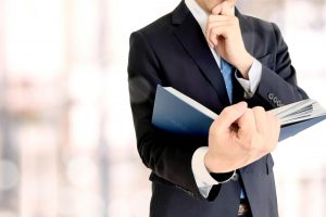 本を開くビジネスマン