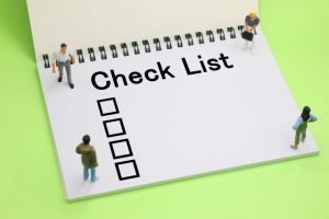 チェックリストとミニチュアの人形