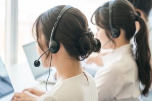 女性オペレーターの後ろ姿