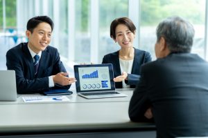 商談を行う男女のビジネスパーソン