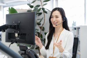 モニターの前で説明する女性オペレーター