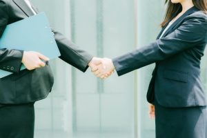 握手を交わすビジネスパーソン