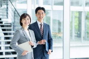 笑顔で正面を向いた男女のビジネスパーソン