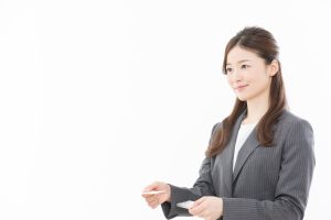 名刺を出す女性