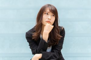 考え込む女性